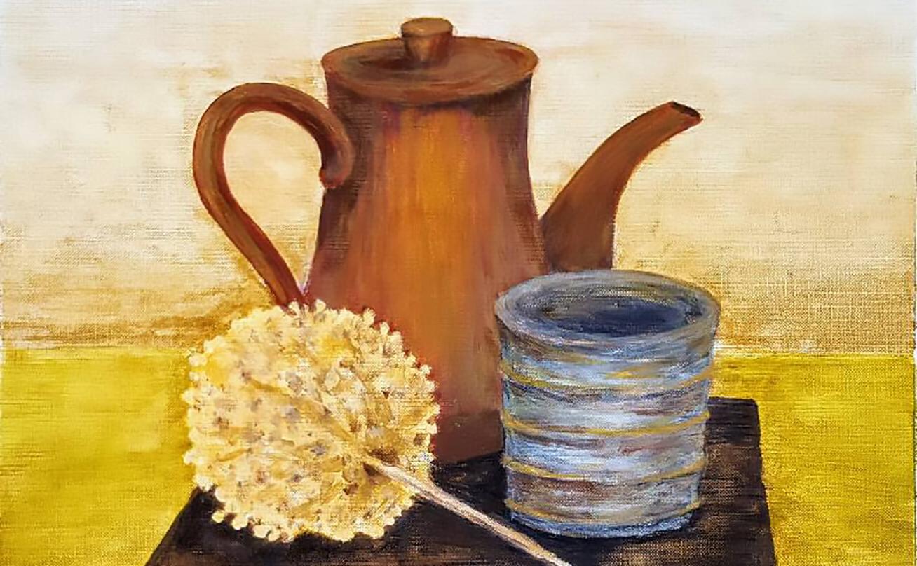 杯子、茶壶和花的静物画