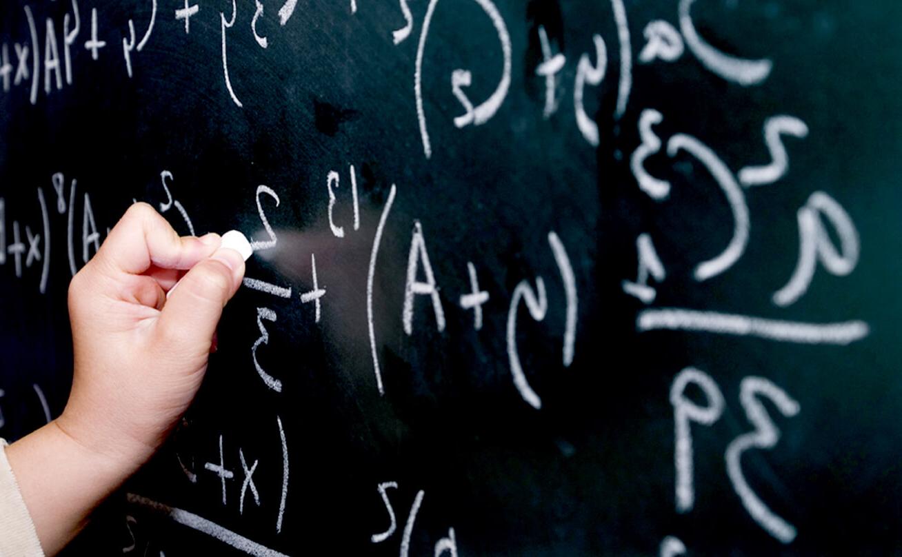 用粉笔在黑板上写数学方程式